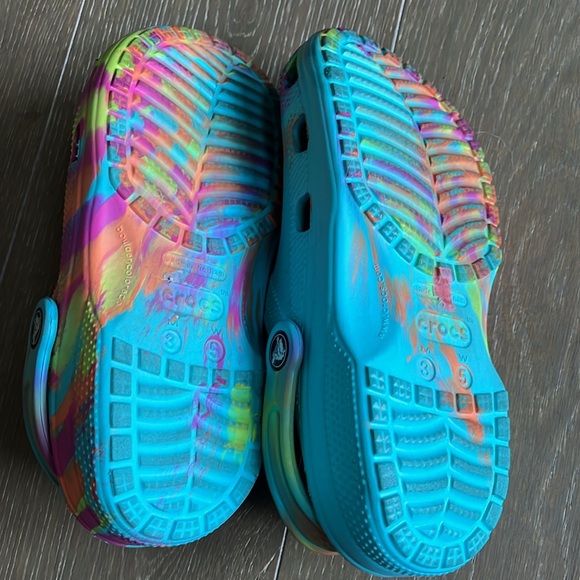CROCS Multicolor Tie-Dye kids size big kid 5 - Picture 7 of 10